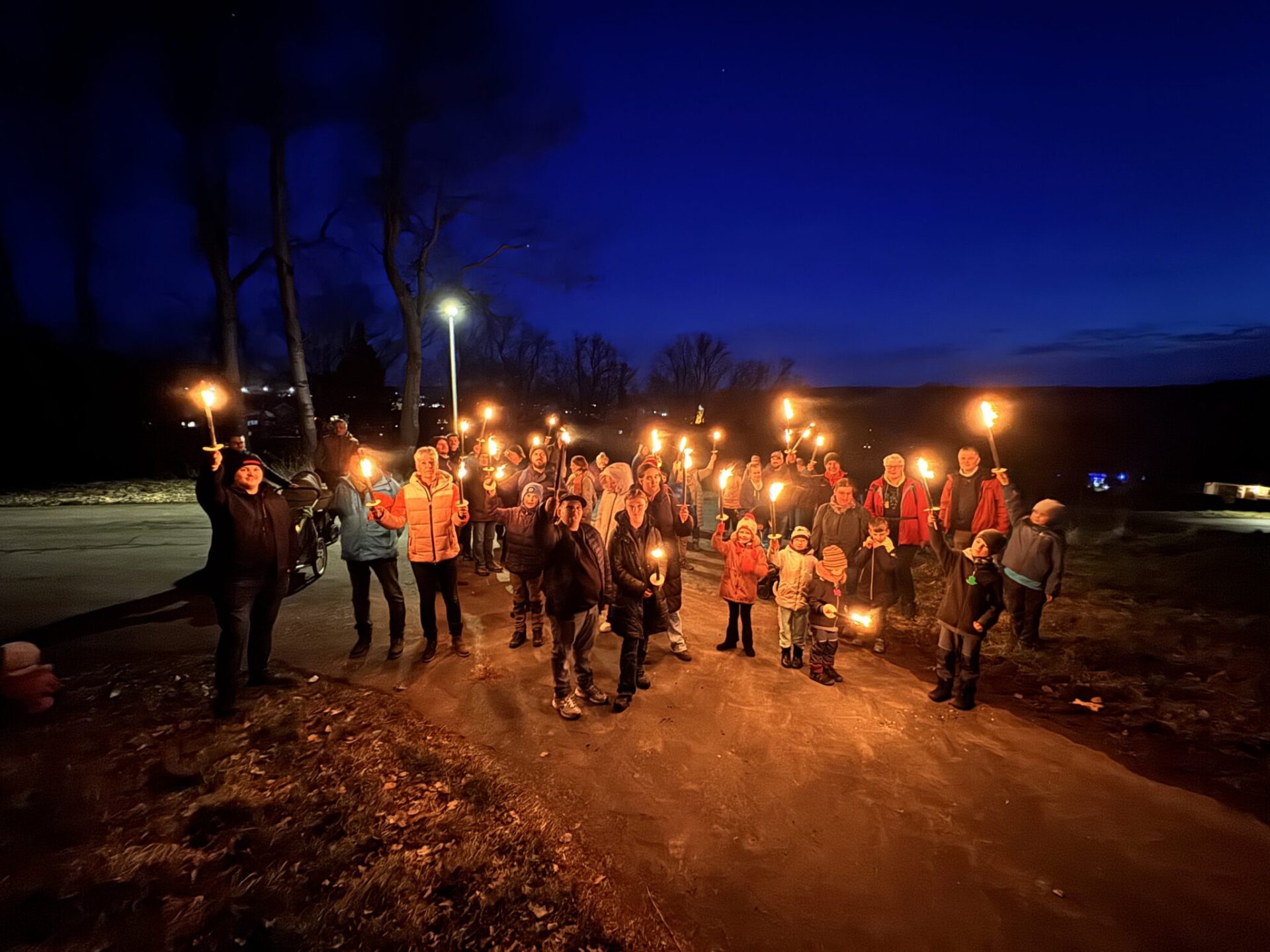 Leuchtende Flammen in der Nacht – KGV Neukirchen lud zur Fackelwanderung und Biikefeuer ein